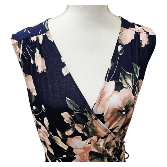 West Kei Black Floral V-Neck Top, Size 1X - Picture 1 of 7